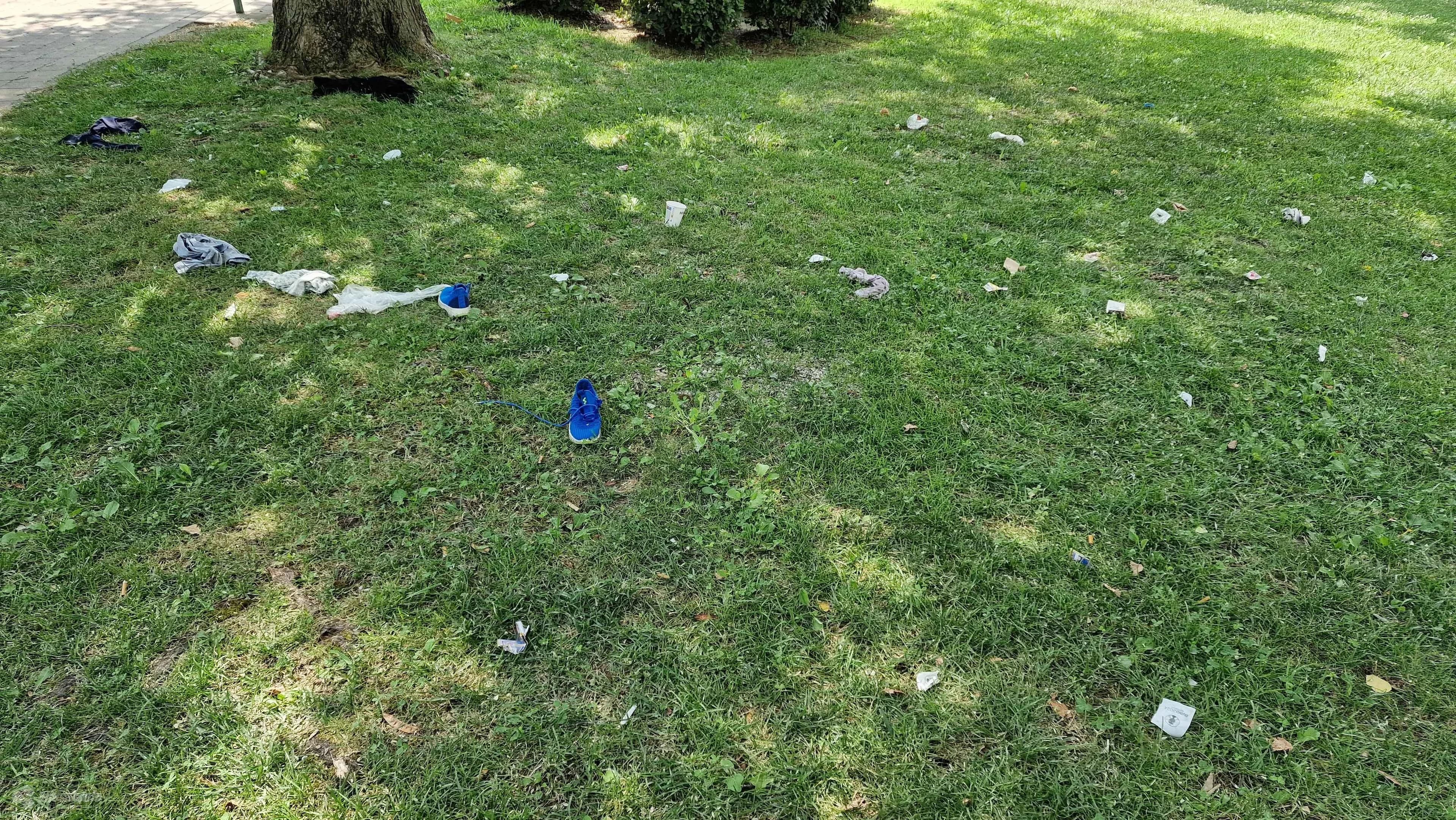 Smeće pobcano u gradskom parku