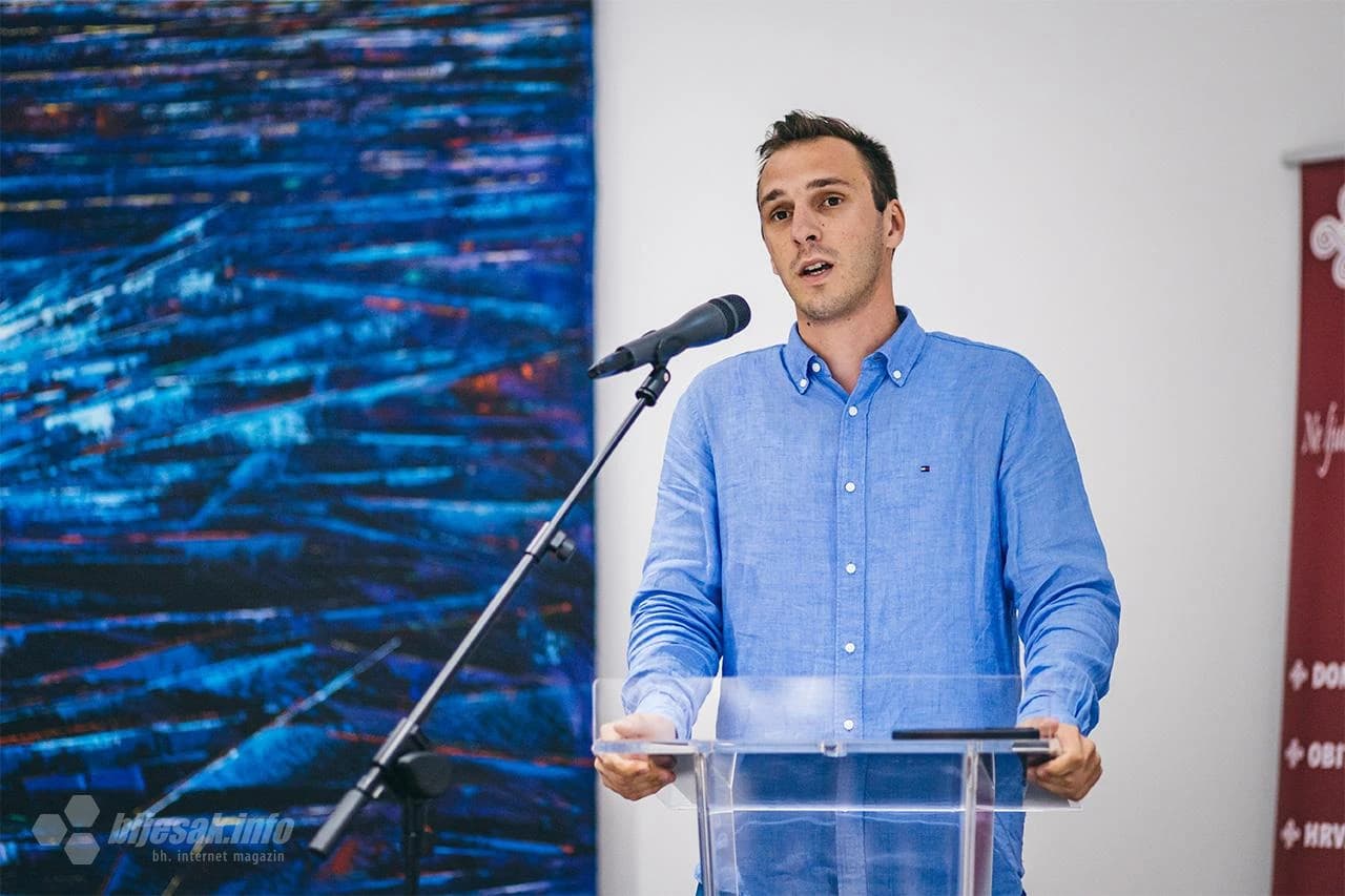 U Umjetničkoj galeriji Biskupskog centra Mostar otvorena izložba Mladena Ivešića