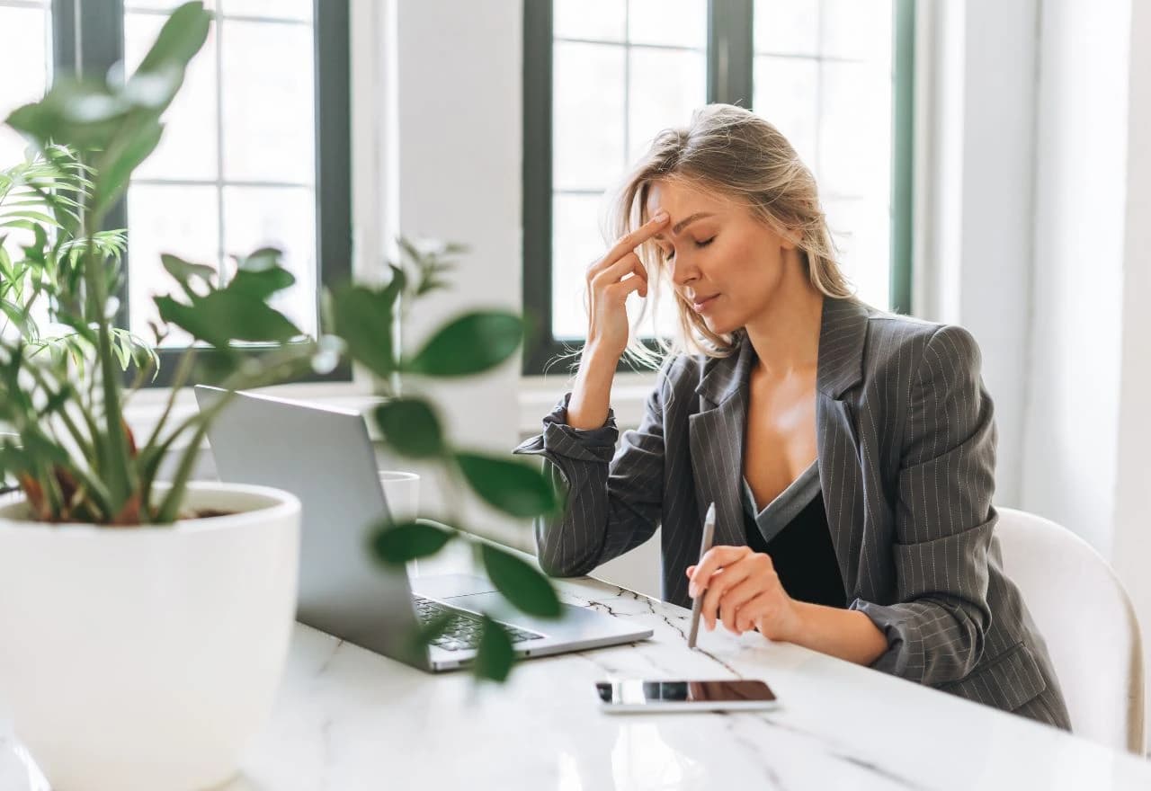 Umorna poslovna žena