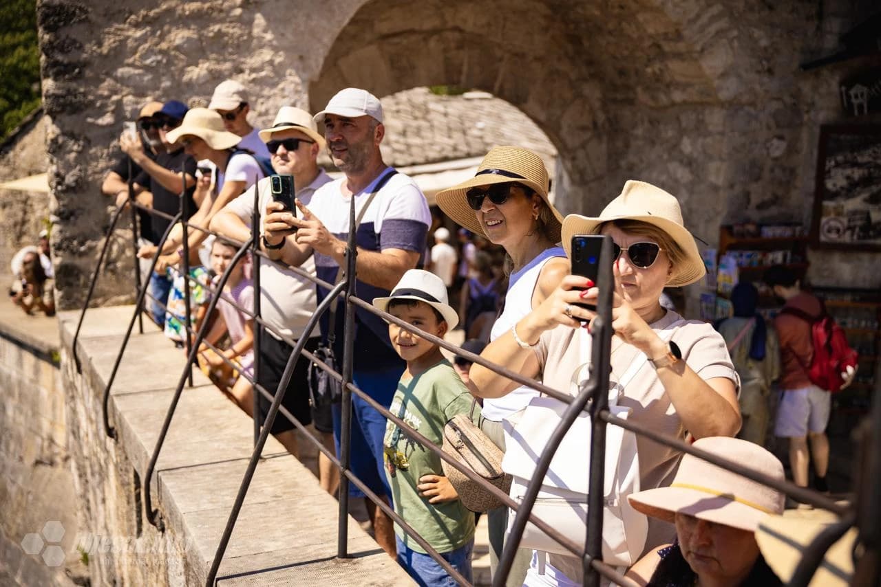Skok bez aplauza sa Starog mosta u znak sjećanja na žrtve Srebrenice