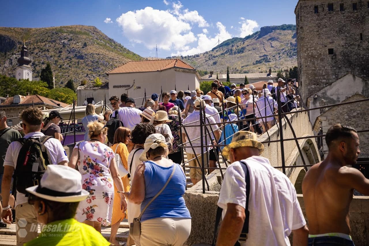 Skok bez aplauza sa Starog mosta u znak sjećanja na žrtve Srebrenice