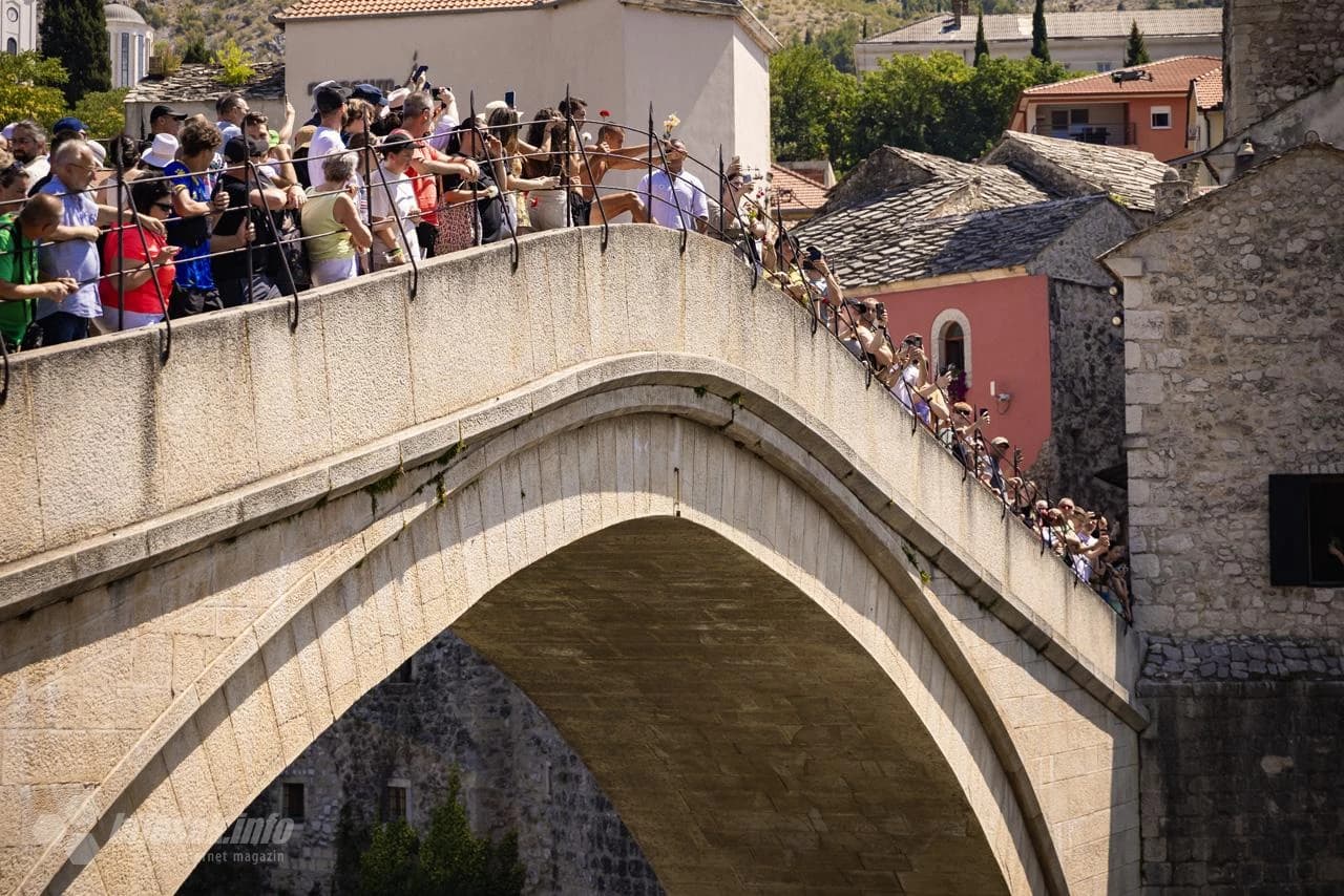 Skok bez aplauza sa Starog mosta u znak sjećanja na žrtve Srebrenice