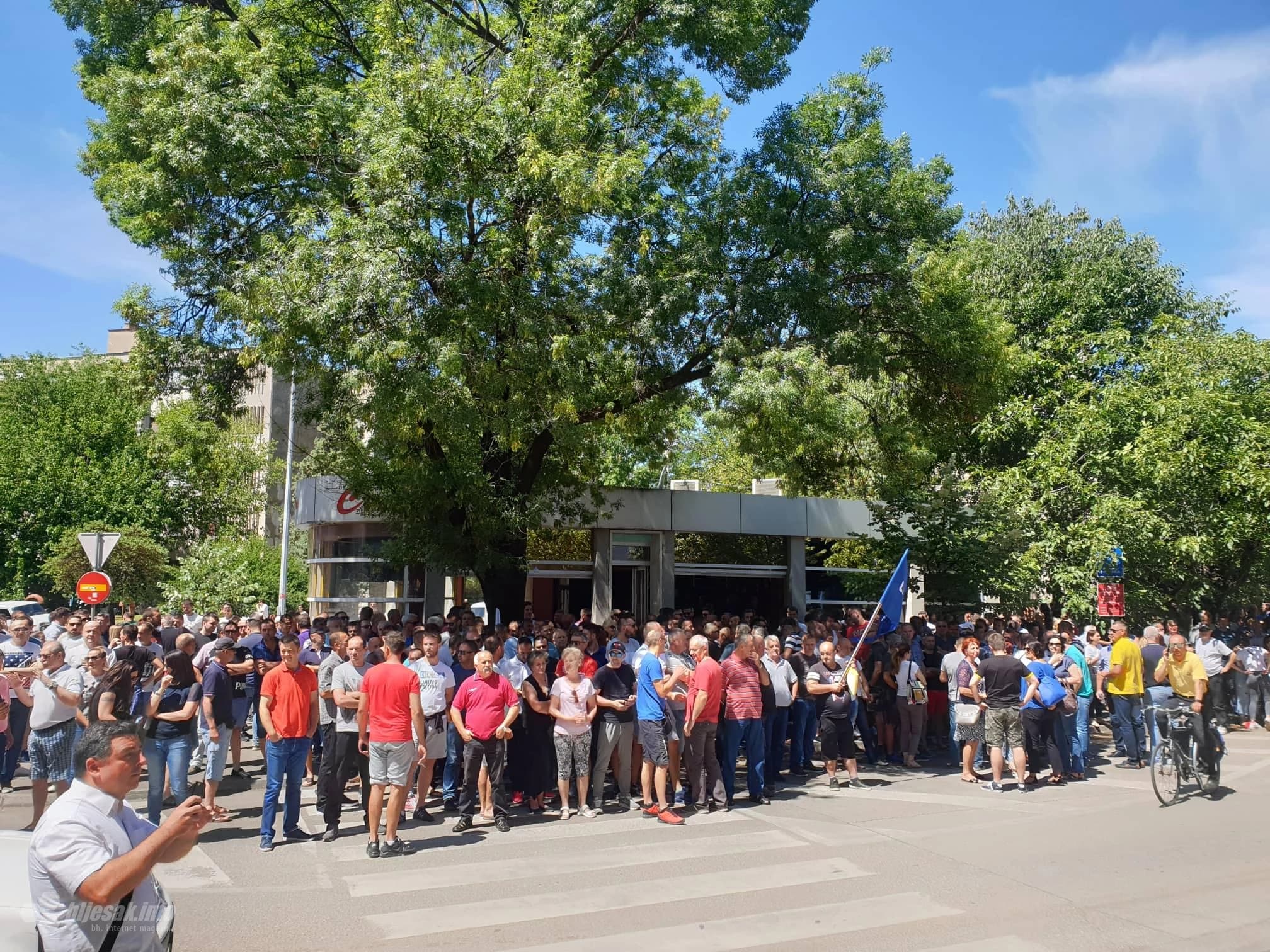 Radnici pred zgradom HDZ-a