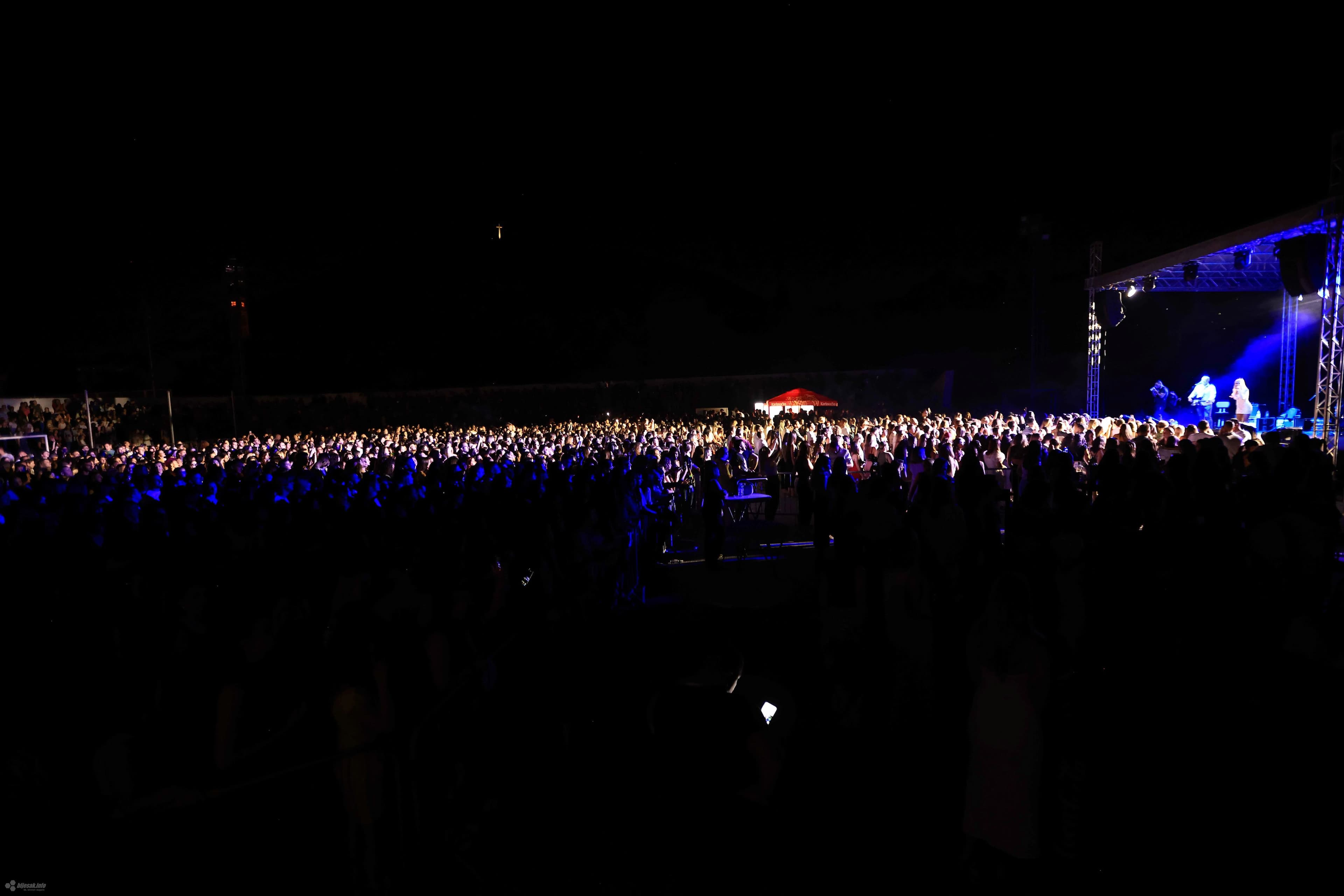 Jelena Rozga oduševila Mostar koncertom na Kantarevcu