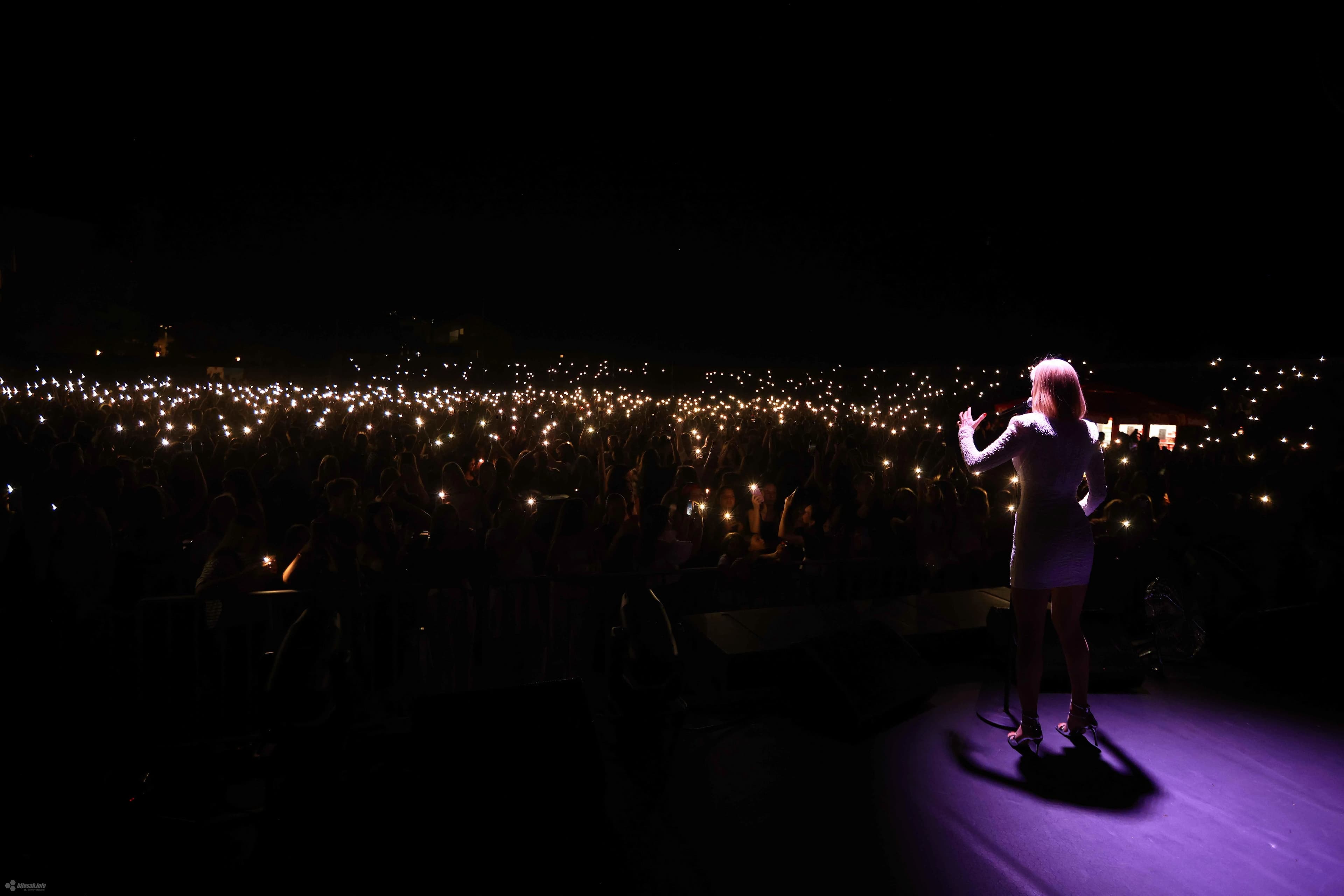 Jelena Rozga oduševila Mostar koncertom na Kantarevcu