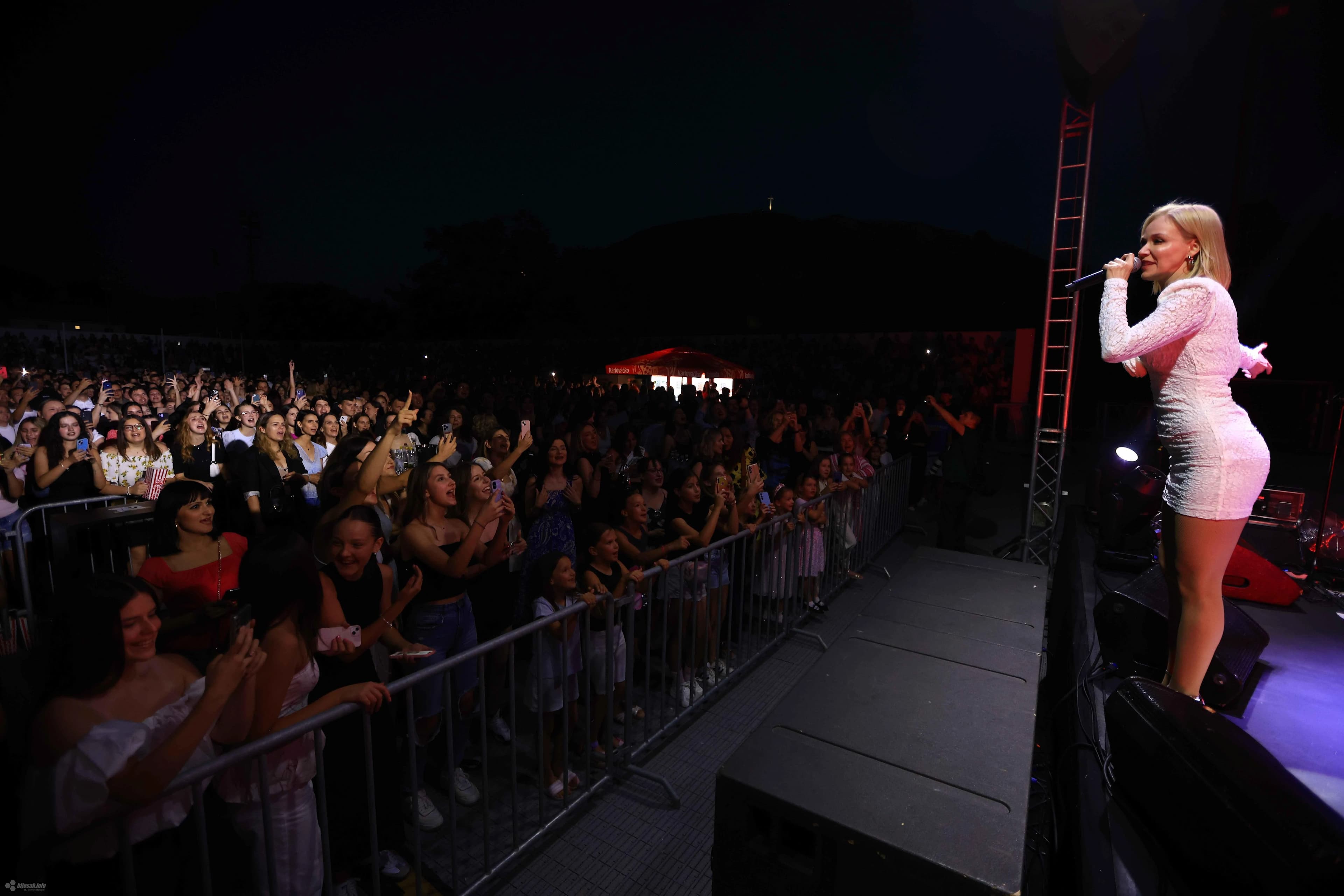 Jelena Rozga oduševila Mostar koncertom na Kantarevcu