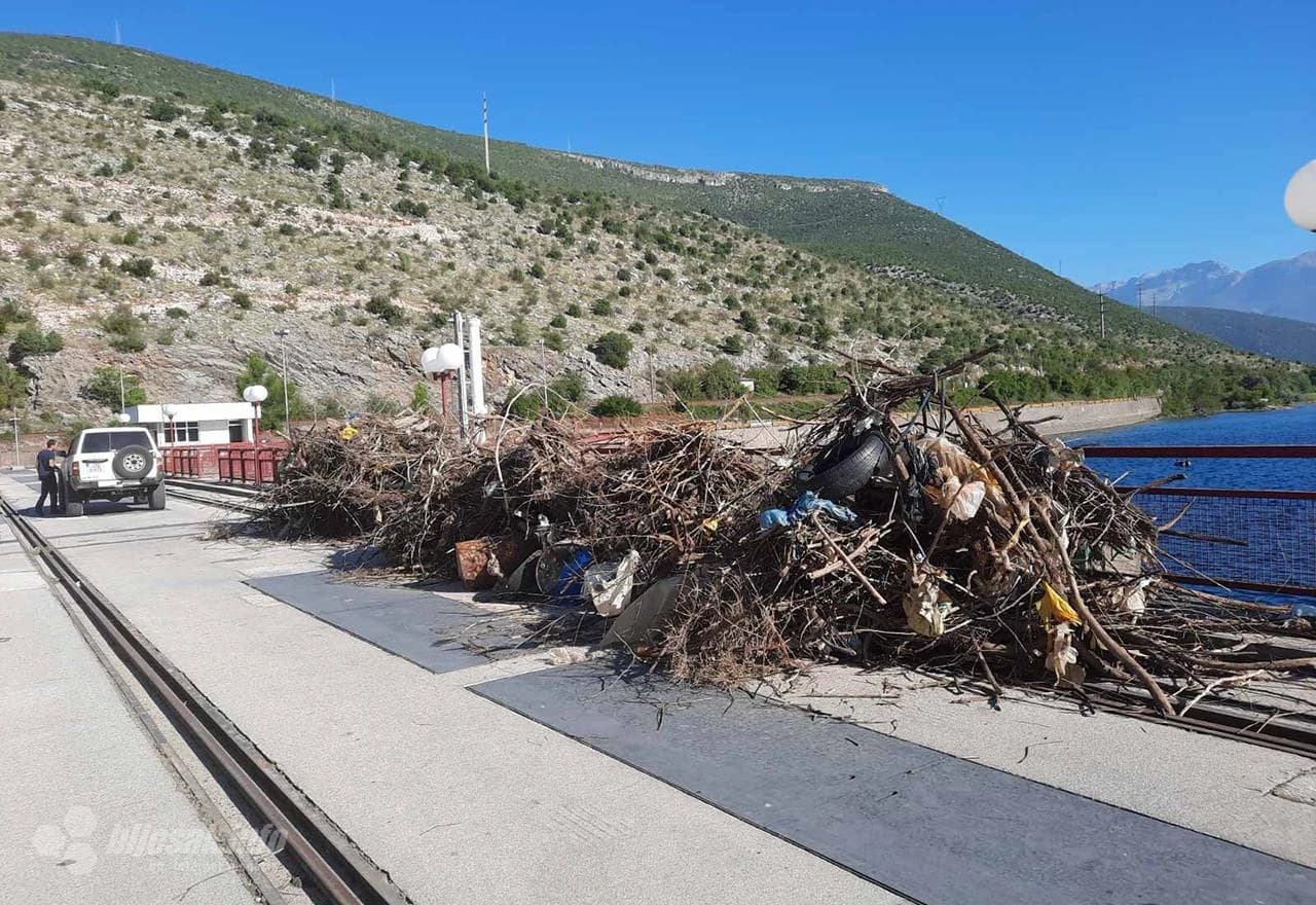 Smeće izvučeno iz Mostarskog jezera 