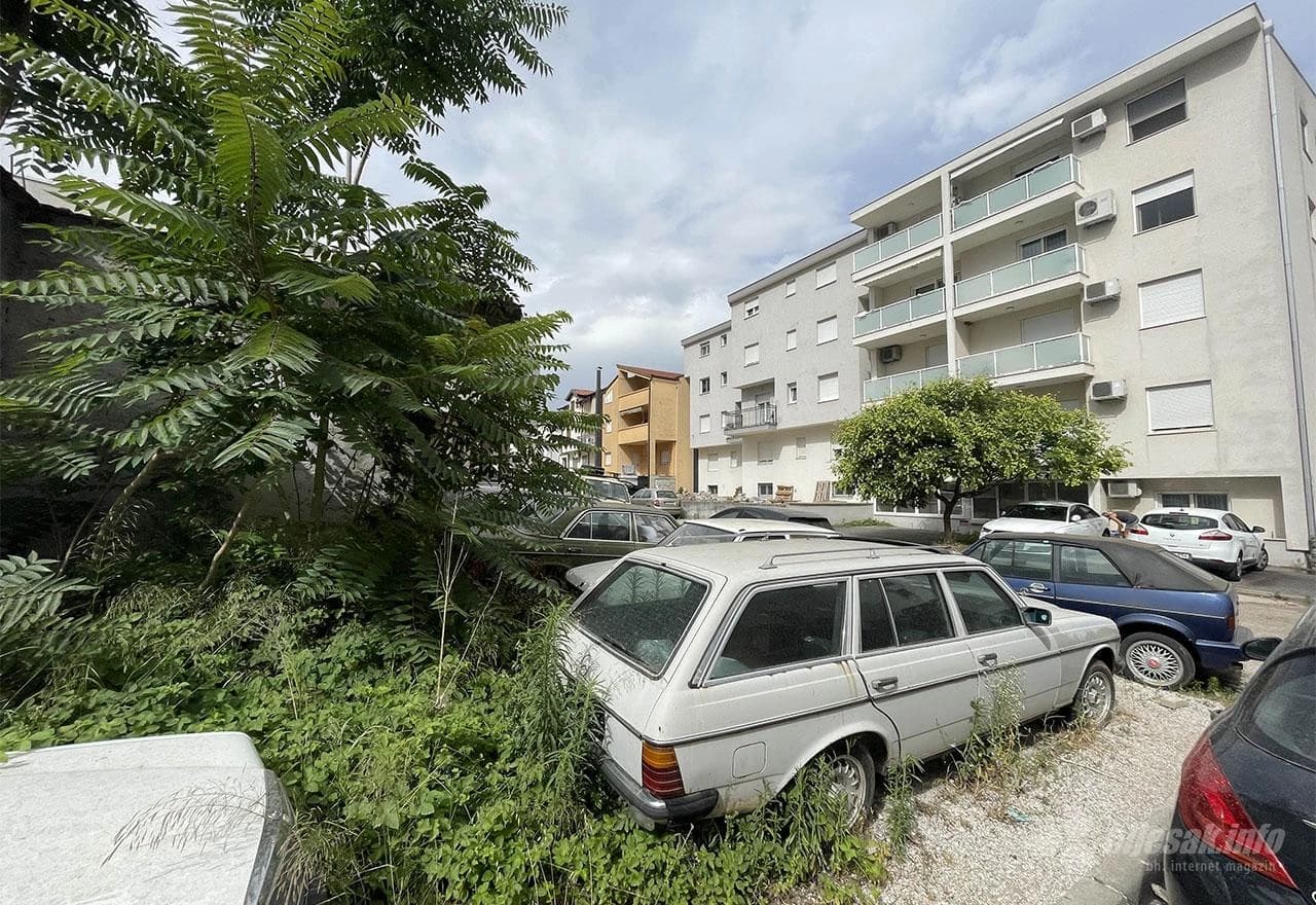 Automobili u raspadnom stanju...