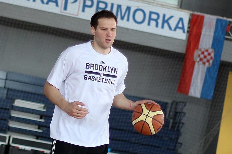 Košarkaš Bojan Bogdanović u Gradskoj sportskoj dvorani Pecara u Širokom Brijegu (2016.)