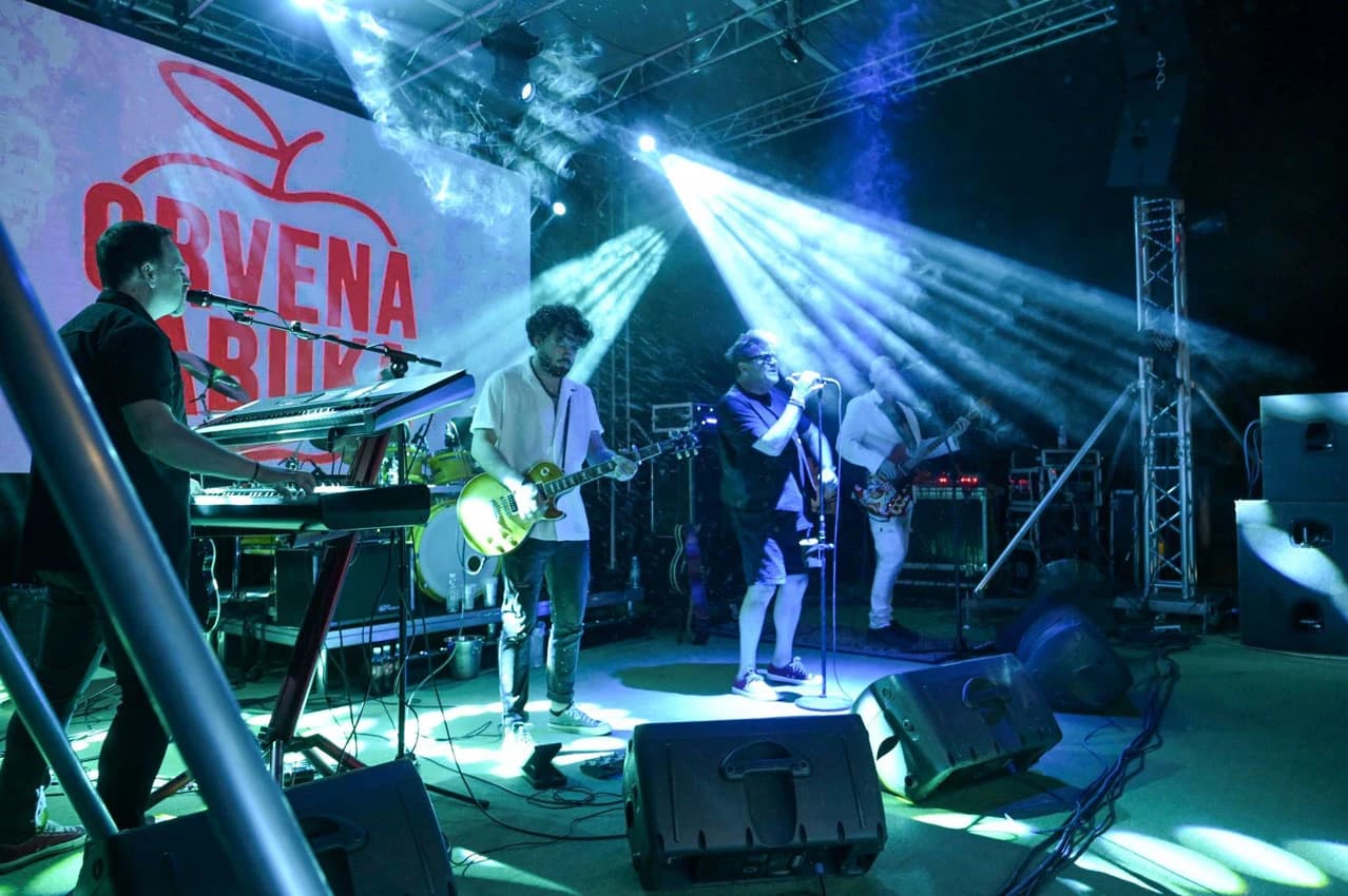 Koncert Crvene jabuke u Jajcu