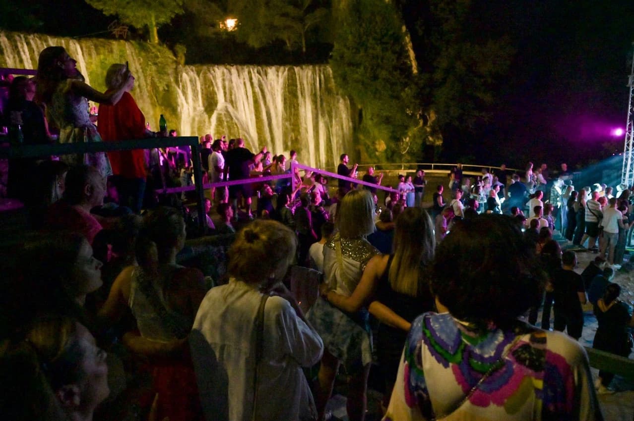 Publika je uživala u blizini vodopada