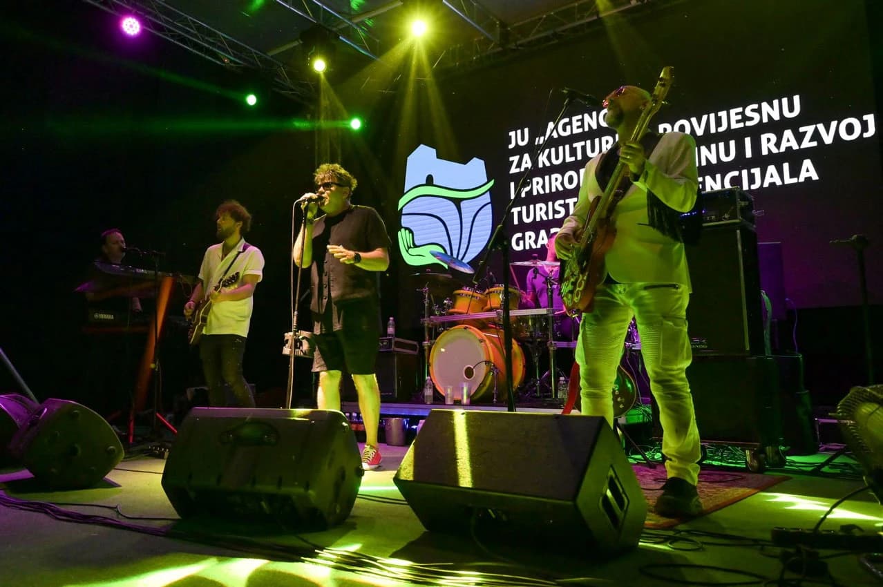 Koncert Crvene jabuke u Jajcu