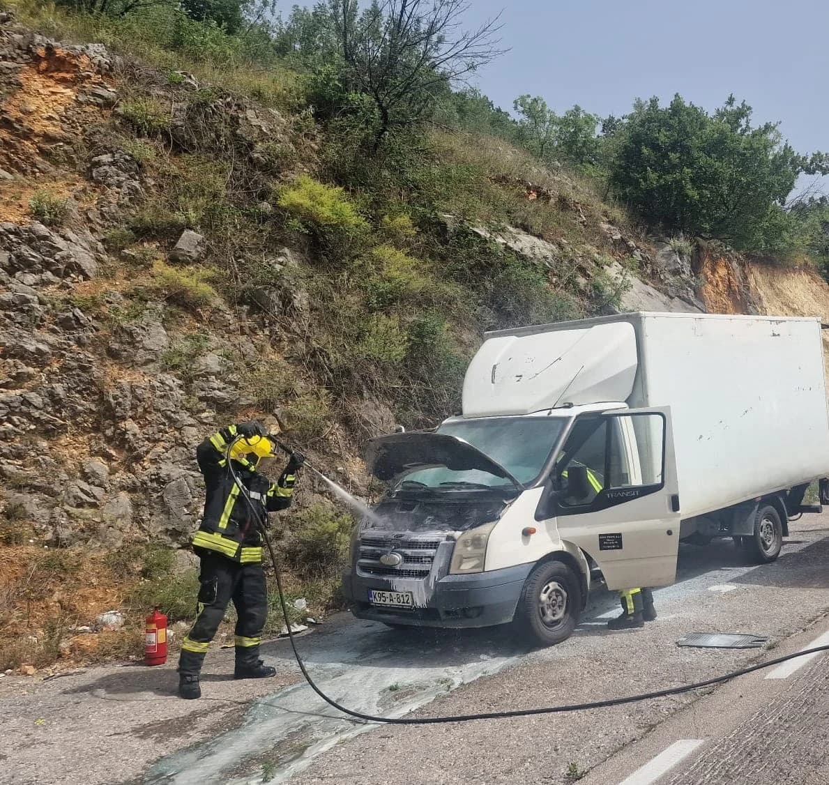 Gašenje požara na vozilu