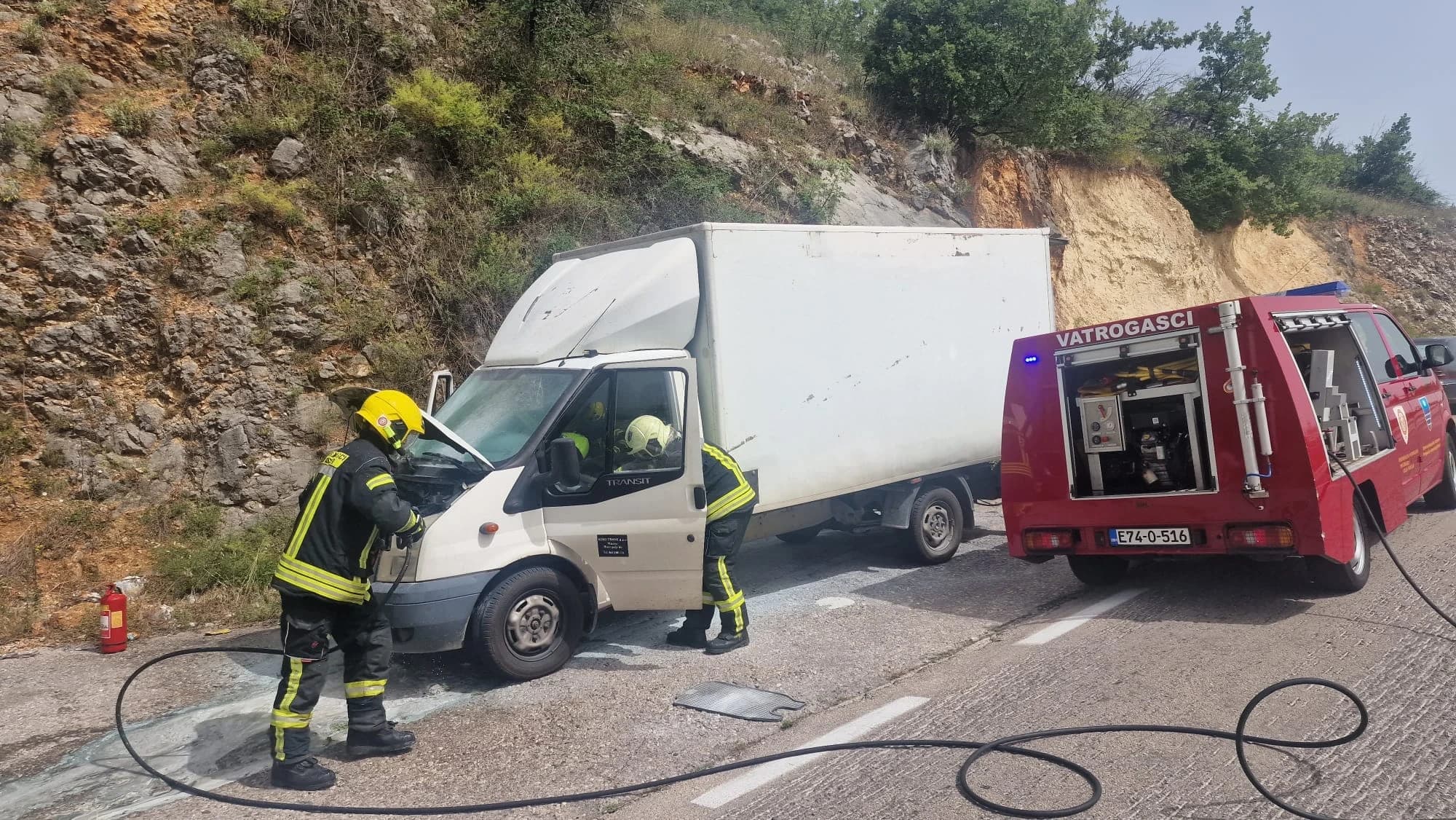 Gašenje požara na vozilu