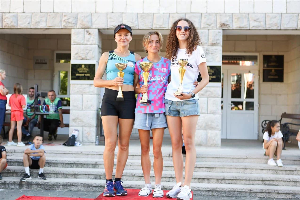 Zadovoljne natjecateljice s pokalima u rukama