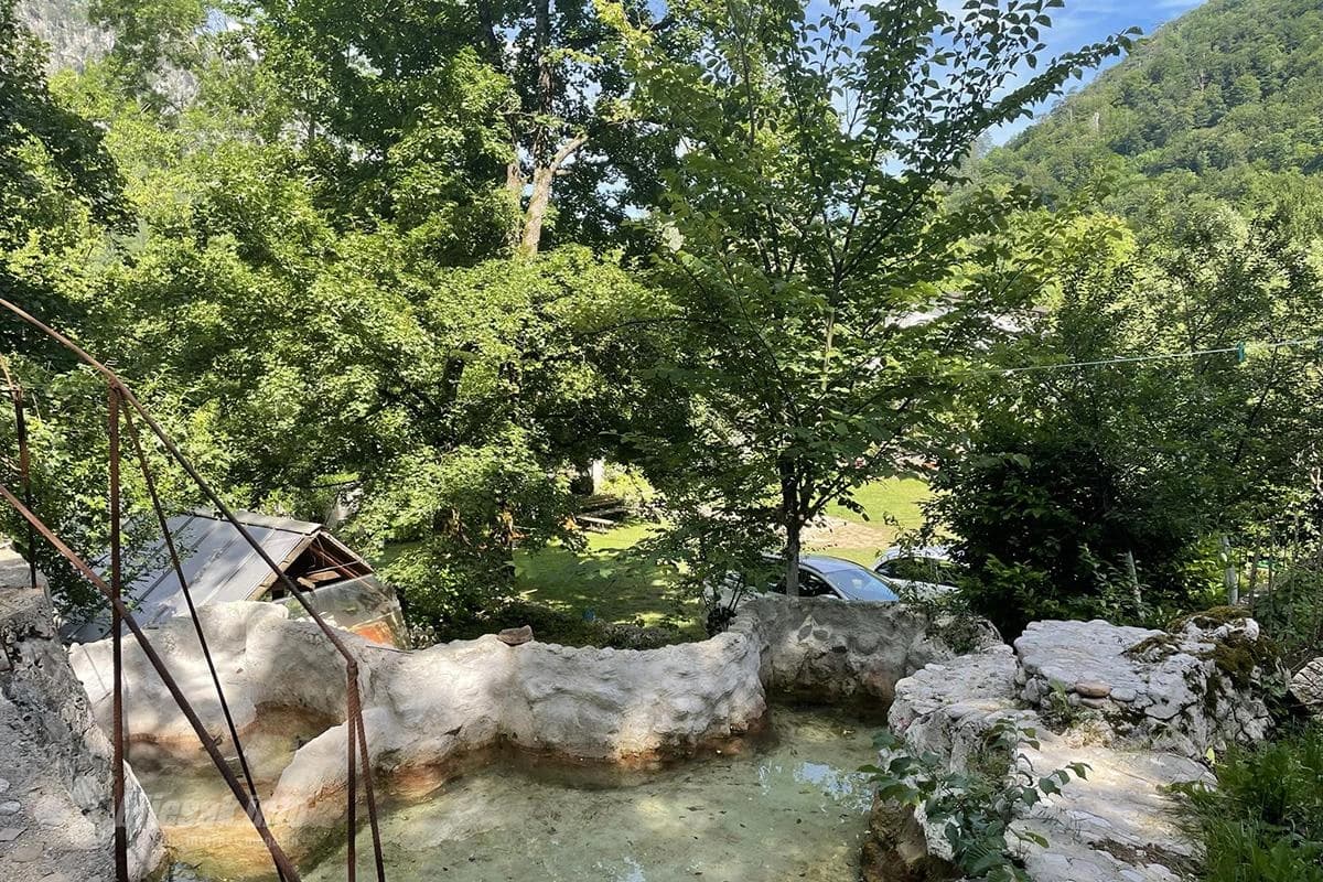 Bazen napravljen od lokalnog kamena