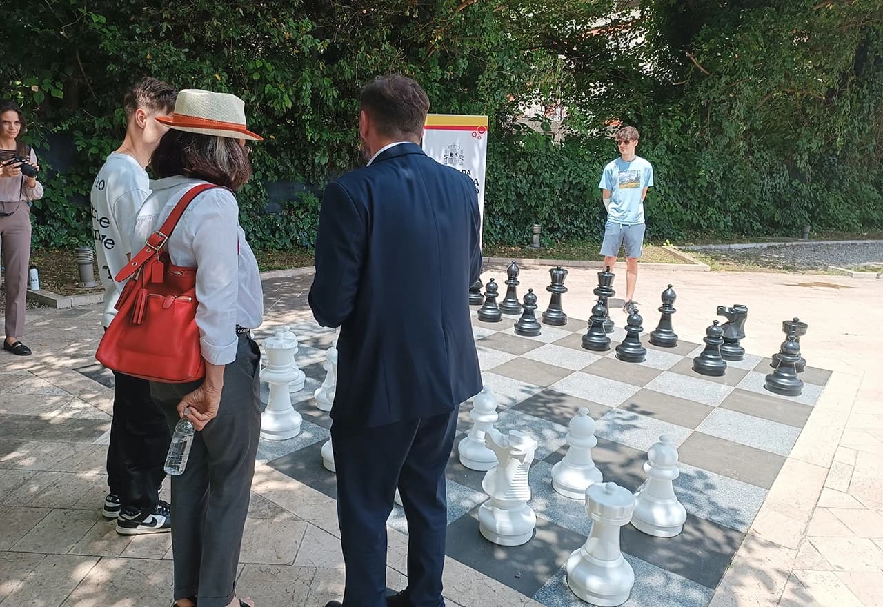 Veleposlanstvo Kraljevine Španjolske u BiH doniralo je Gradu Mostaru šahovske figure za igru na otvorenom