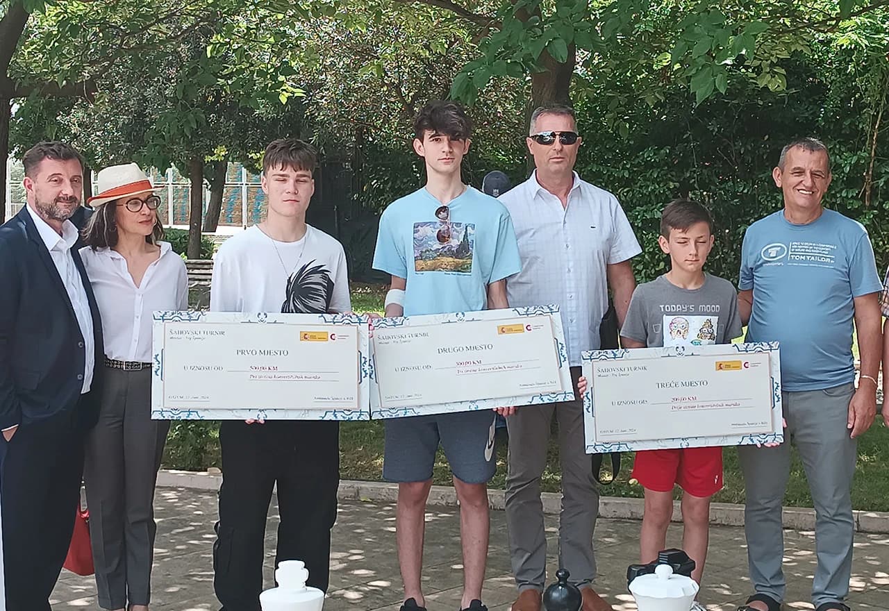 Veleposlanstvo Kraljevine Španjolske u BiH doniralo je Gradu Mostaru šahovske figure za igru na otvorenom