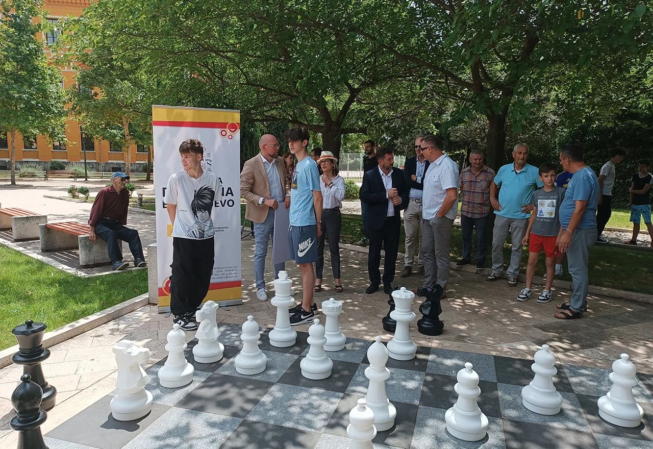 Veleposlanstvo Kraljevine Španjolske u BiH doniralo je Gradu Mostaru šahovske figure za igru na otvorenom