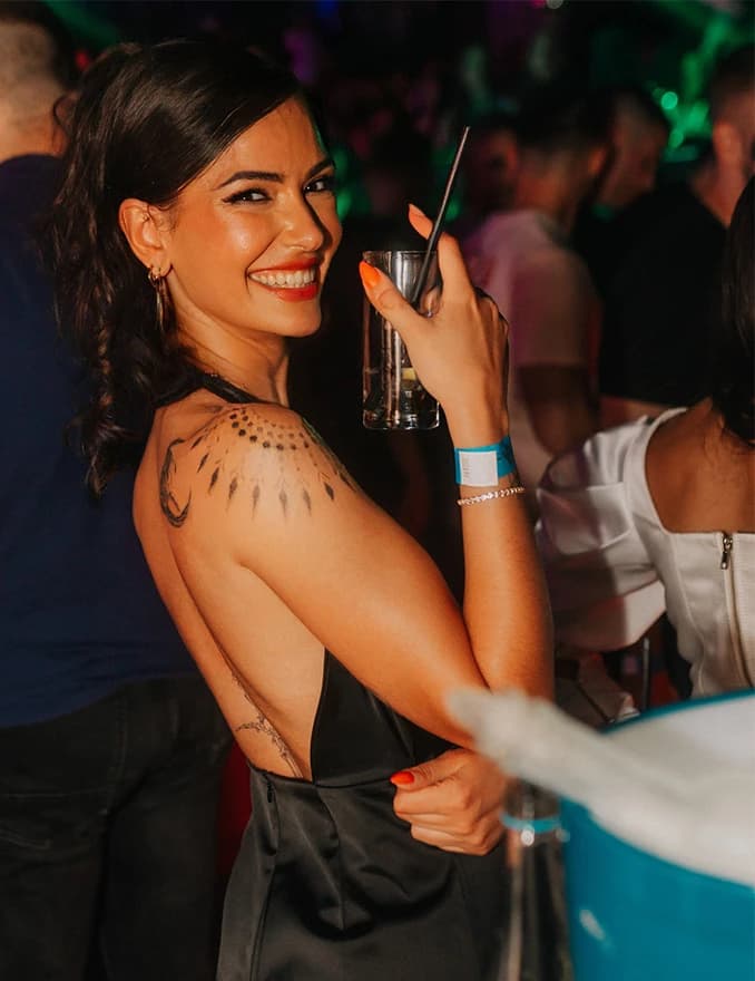 Uvijek luda zabava u klubu Daleka obala 