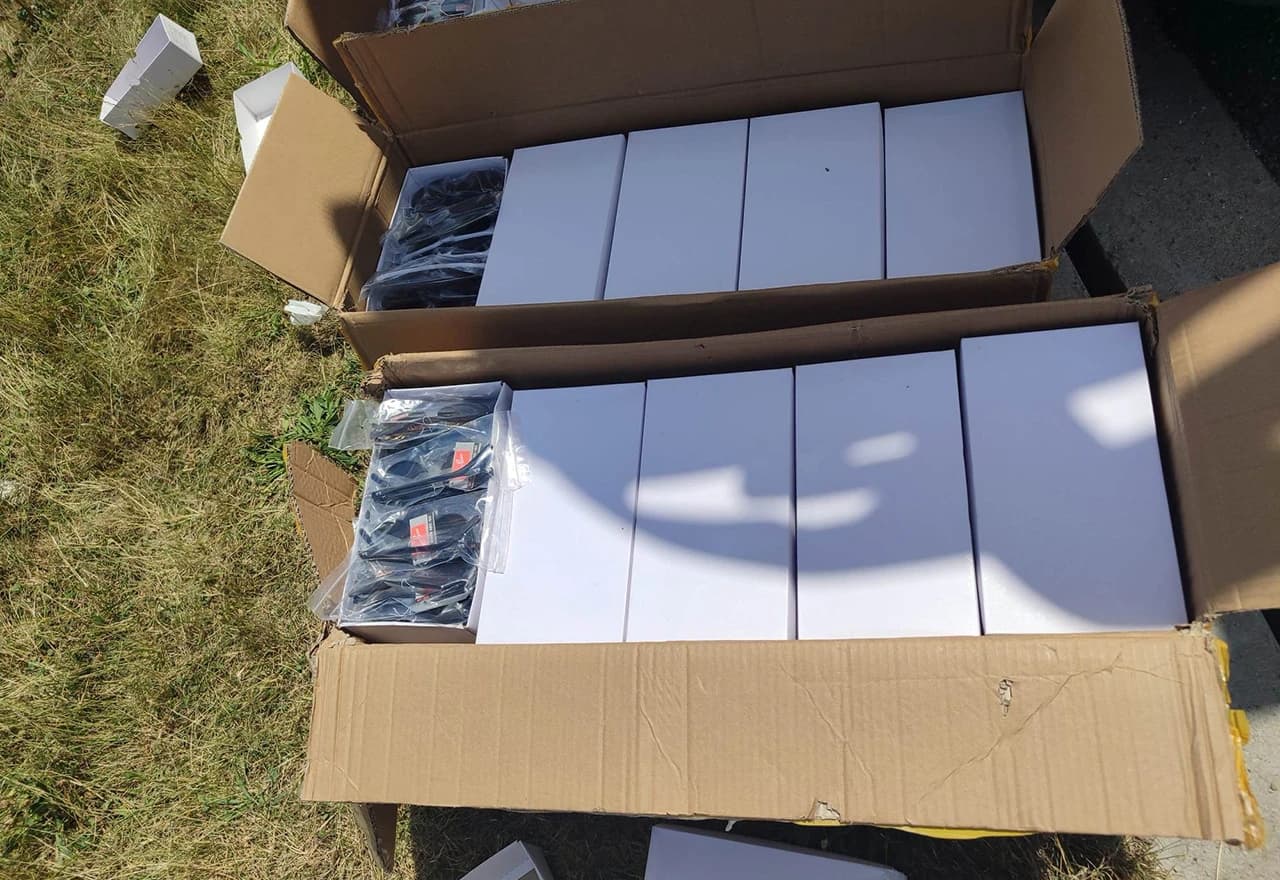 Unutar pošiljke bijelog kristal šećera