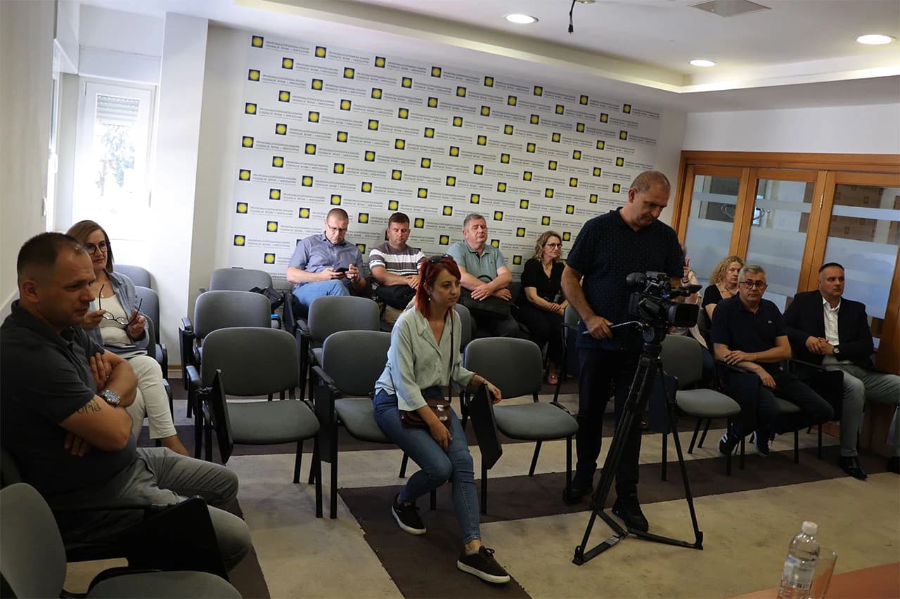 Federalno ministarstvo trgovine je u četvrtak održalo u Mostaru prvu od pet planiranih javnih rasprava o Zakonu o unutarnjoj trgovini FBiH