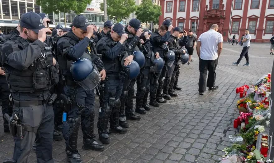 Odavanje počasti poginulom policajcu u Mannheimu, 2. lipnja