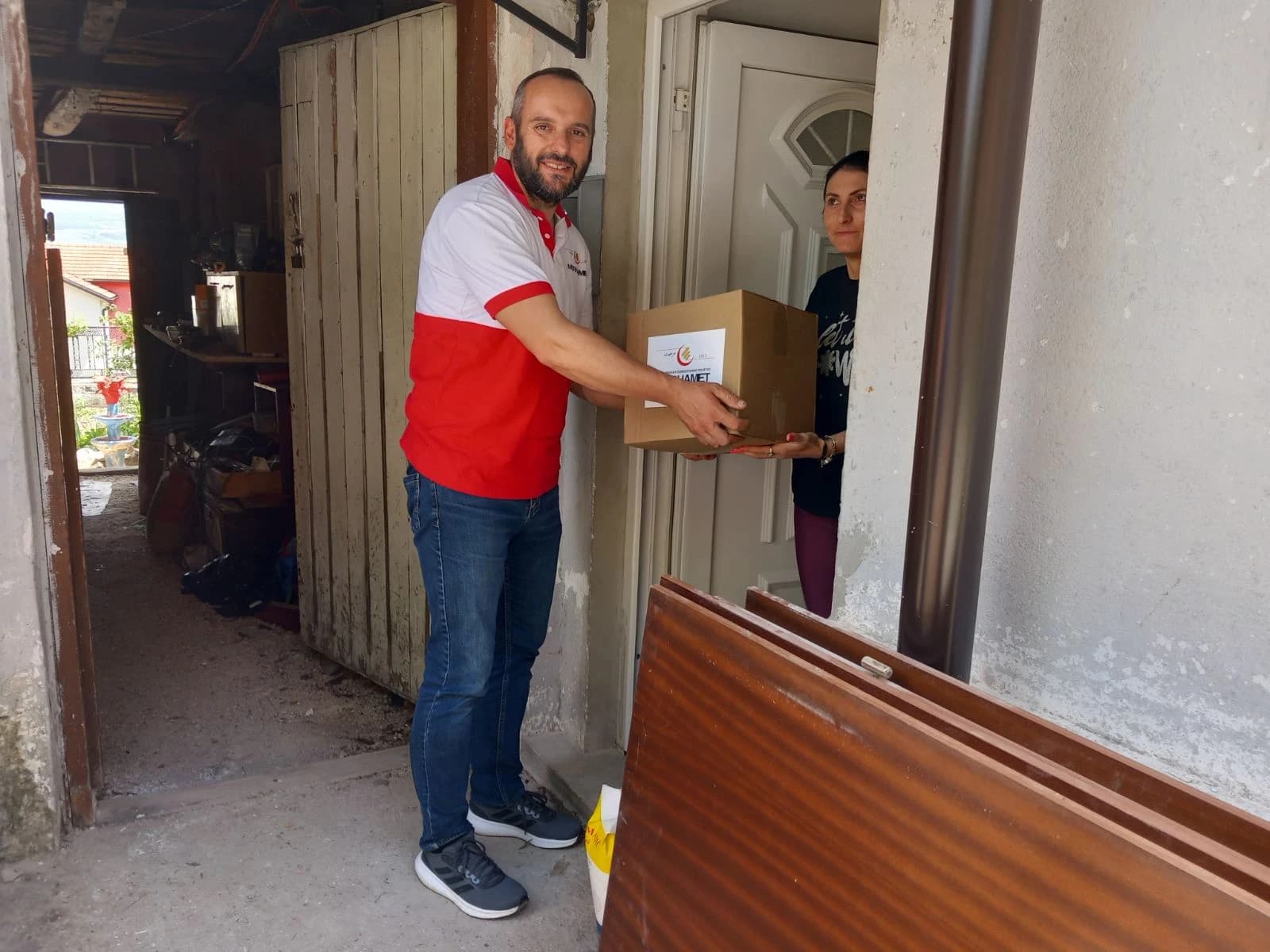 Volonteri u akciji distribucije i podjele paketa u sklopu projekta 'Misli i čini dobro'