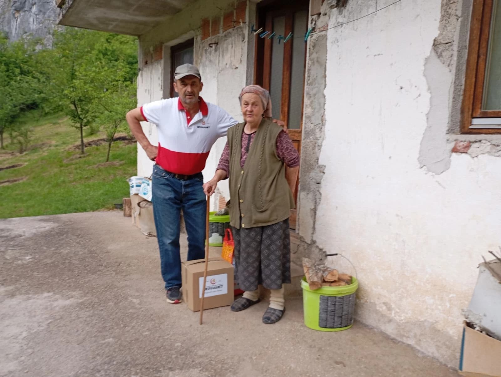 Volonteri u akciji distribucije i podjele paketa u sklopu projekta 'Misli i čini dobro'
