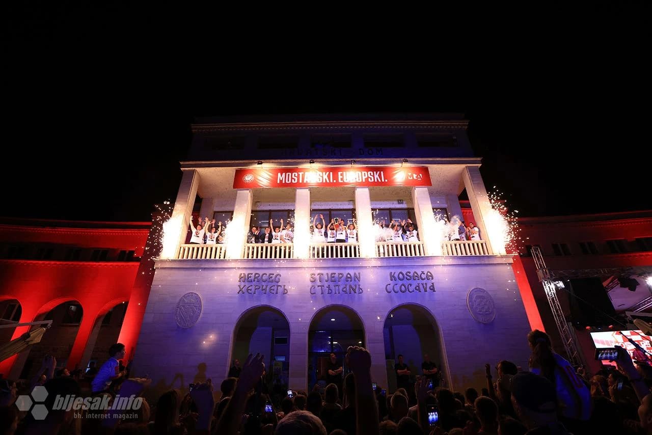 Plemići pozdravljeni ovacijama na balkonu Kosače