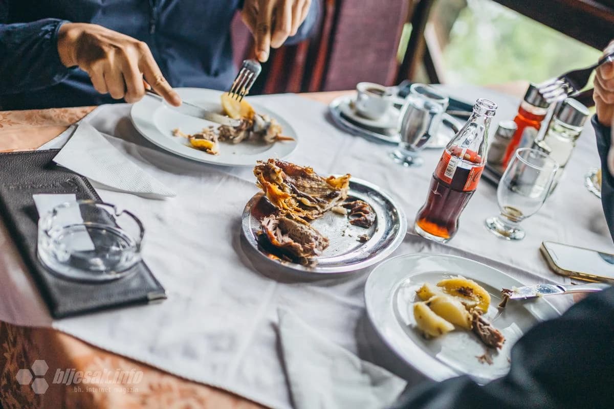 Gosti jedu domaću janjetinu
