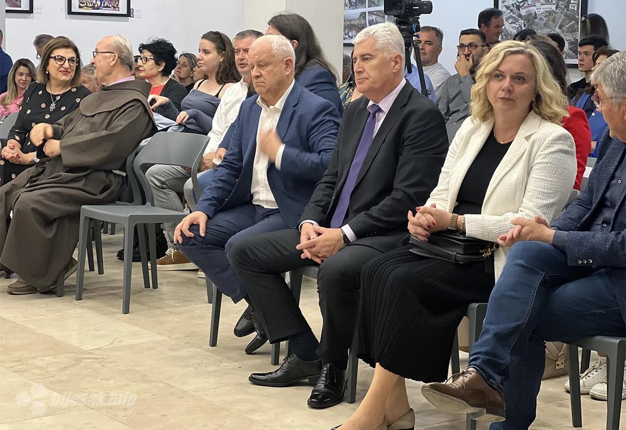 Publika na promociji Andrijanićeve knjige