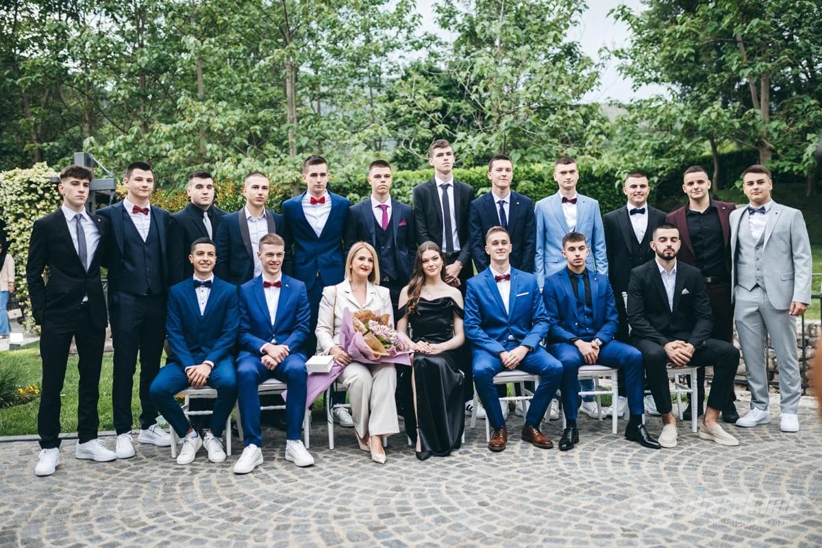 Maturanti s razrednicom