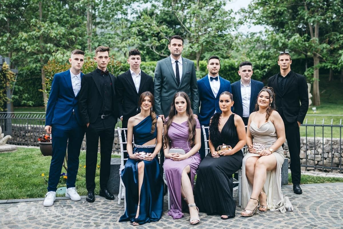 Maturanti s razrednikom