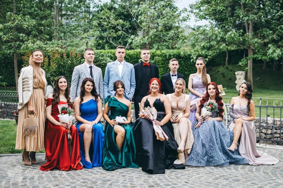 Maturanti s razrednicom