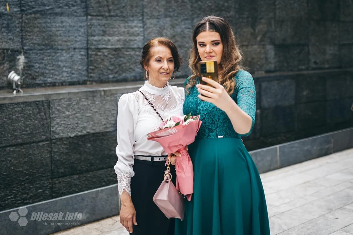  Maturanti i ponosni roditelji rado su pozirali 