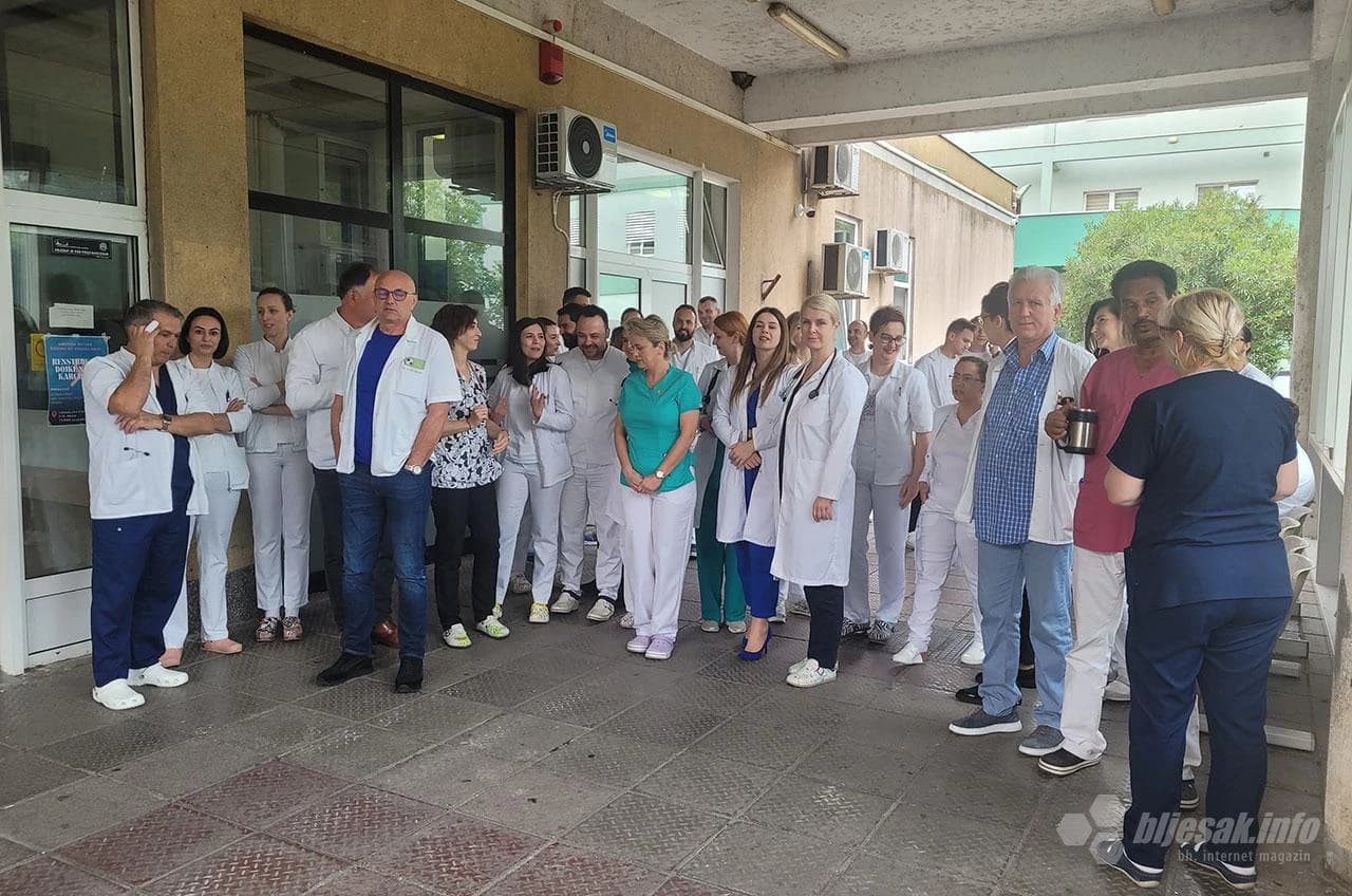 Liječnici okupljeni ispred Kantonalne bolnice dr. Safet Mujić  