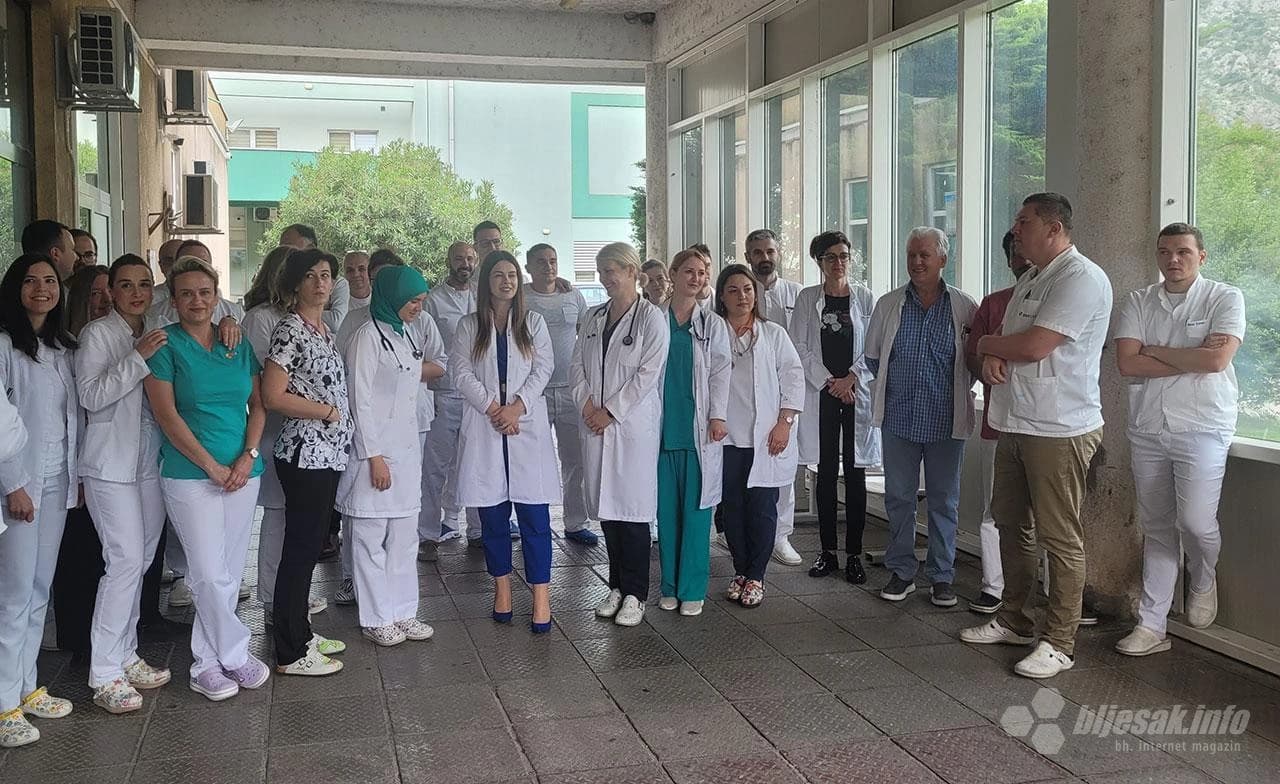 Liječnici okupljeni ispred Kantonalne bolnice dr. Safet Mujić  