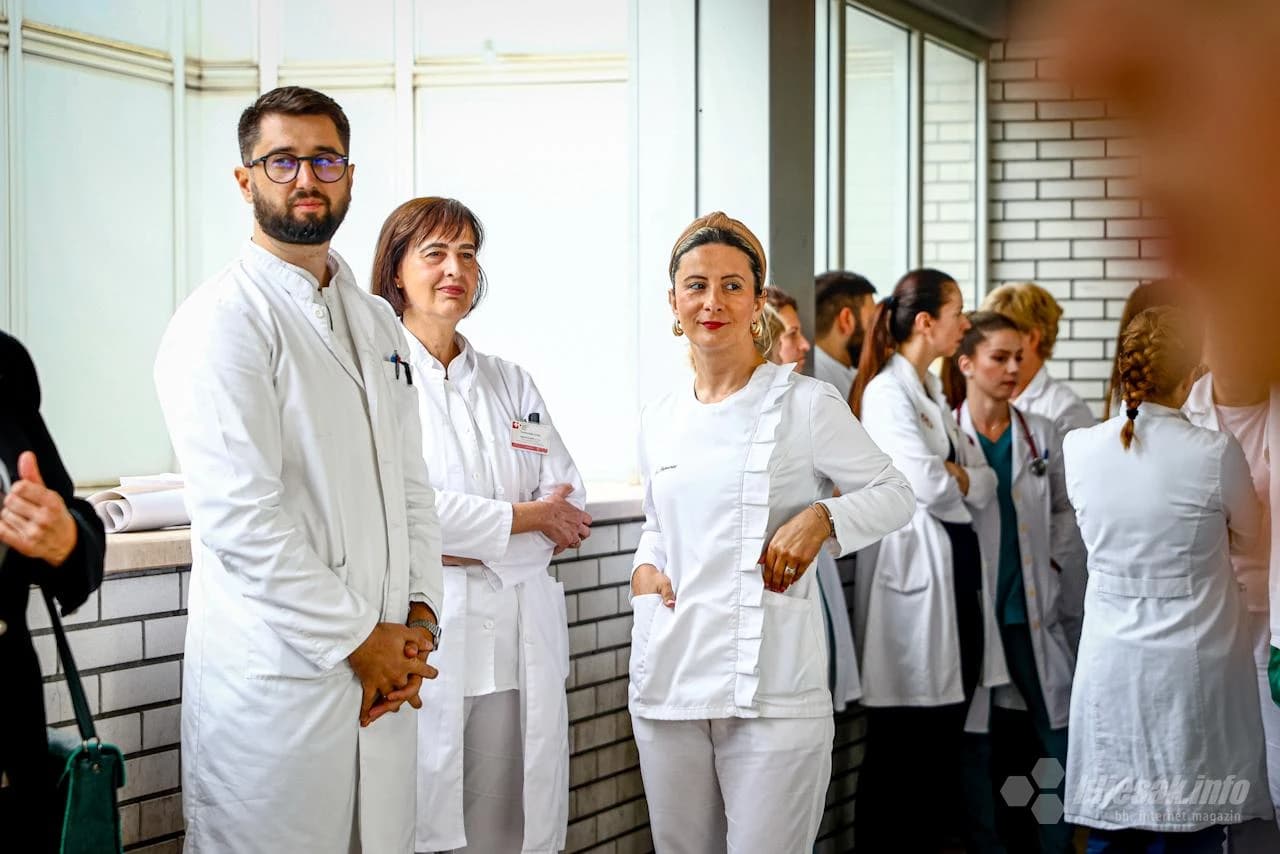 Liječnici okupljeni ispred SKB Mostar