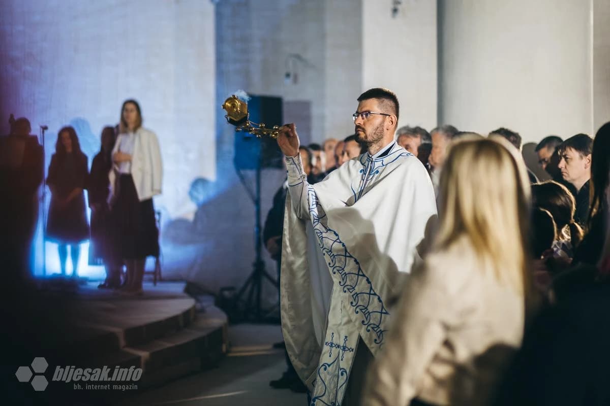 Pravoslavci nakon 24. godne u Sabornom hramu proslavili Vaskrs