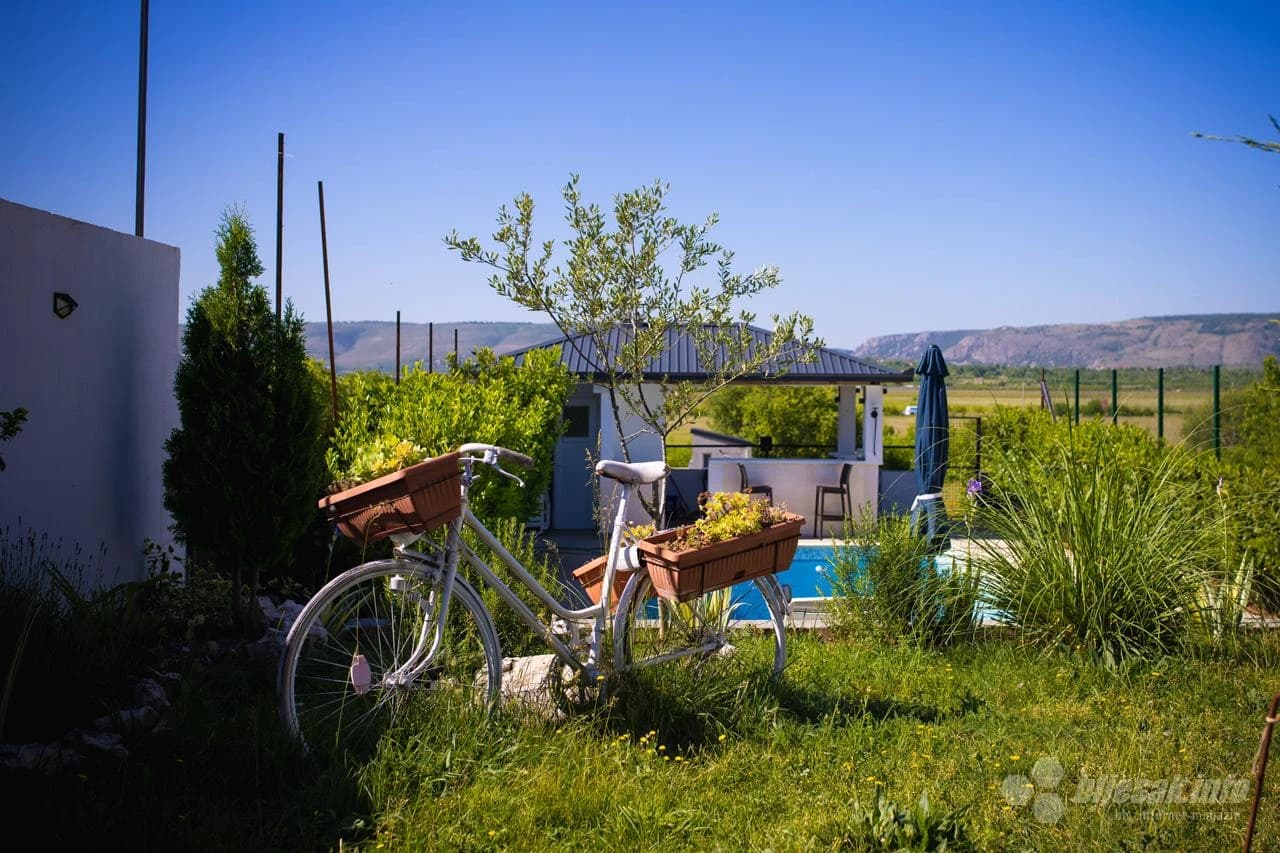 Prelijep pogled u njihovom privremenom vrtu u Blagaju...