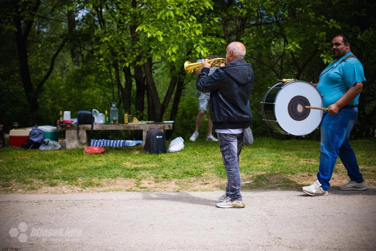 Proslava 1. Maja na mostarskom izletištu Bunica