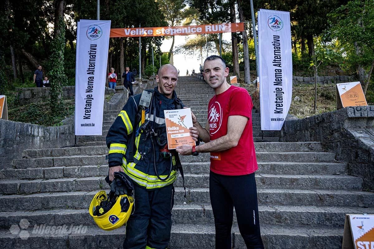 Vatrogasci pod punom opremom trčali Velikim stepenicama