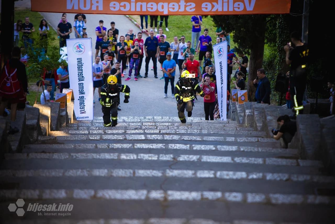 Vatrogasci pod punom opremom trčali Velikim stepenicama