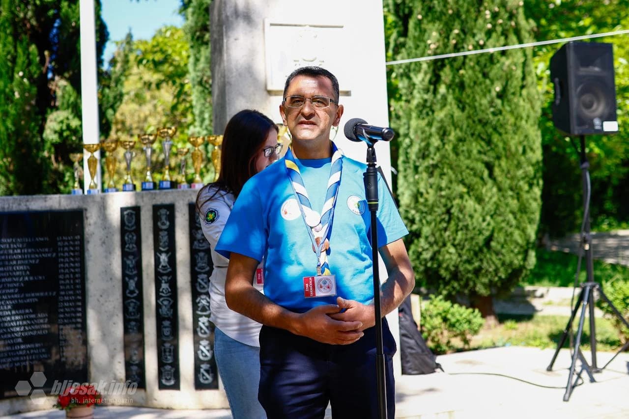 Za goste i rukovodstvo odreda izviđača koji se natječu organiziran je obilazak Starog mosta i Muzeja Starog mosta
