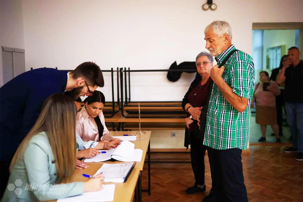 Foto: Glasači na biralištima u Mostaru