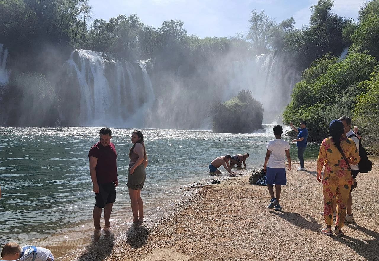 Turisti na vodopadu Kravica