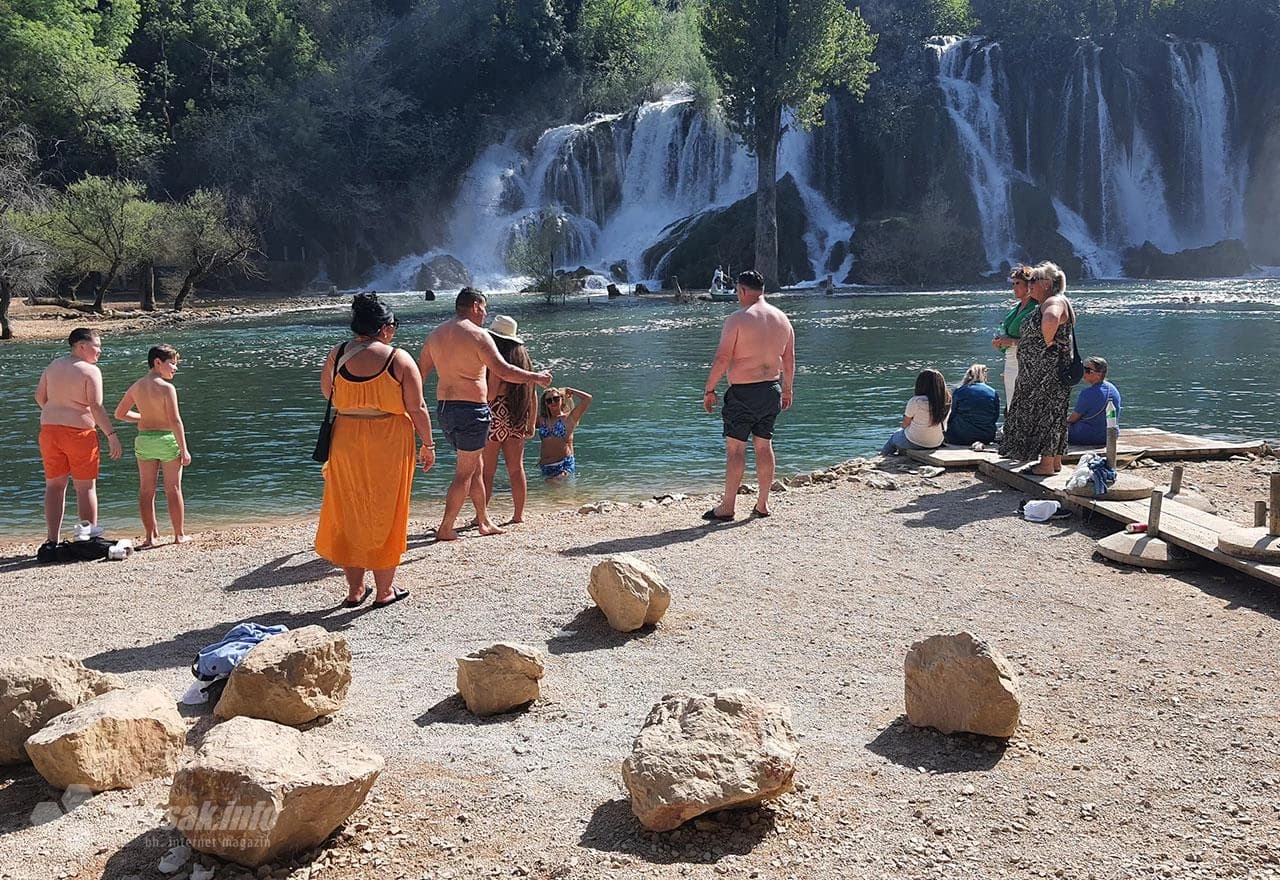Turisti na vodopadu Kravica