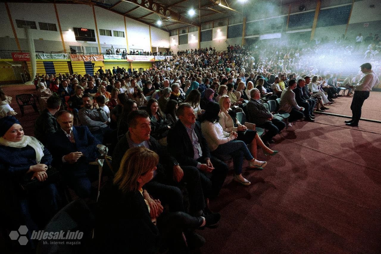 Bosanska diva poklonila Mostaru koncert pun ljubavi 