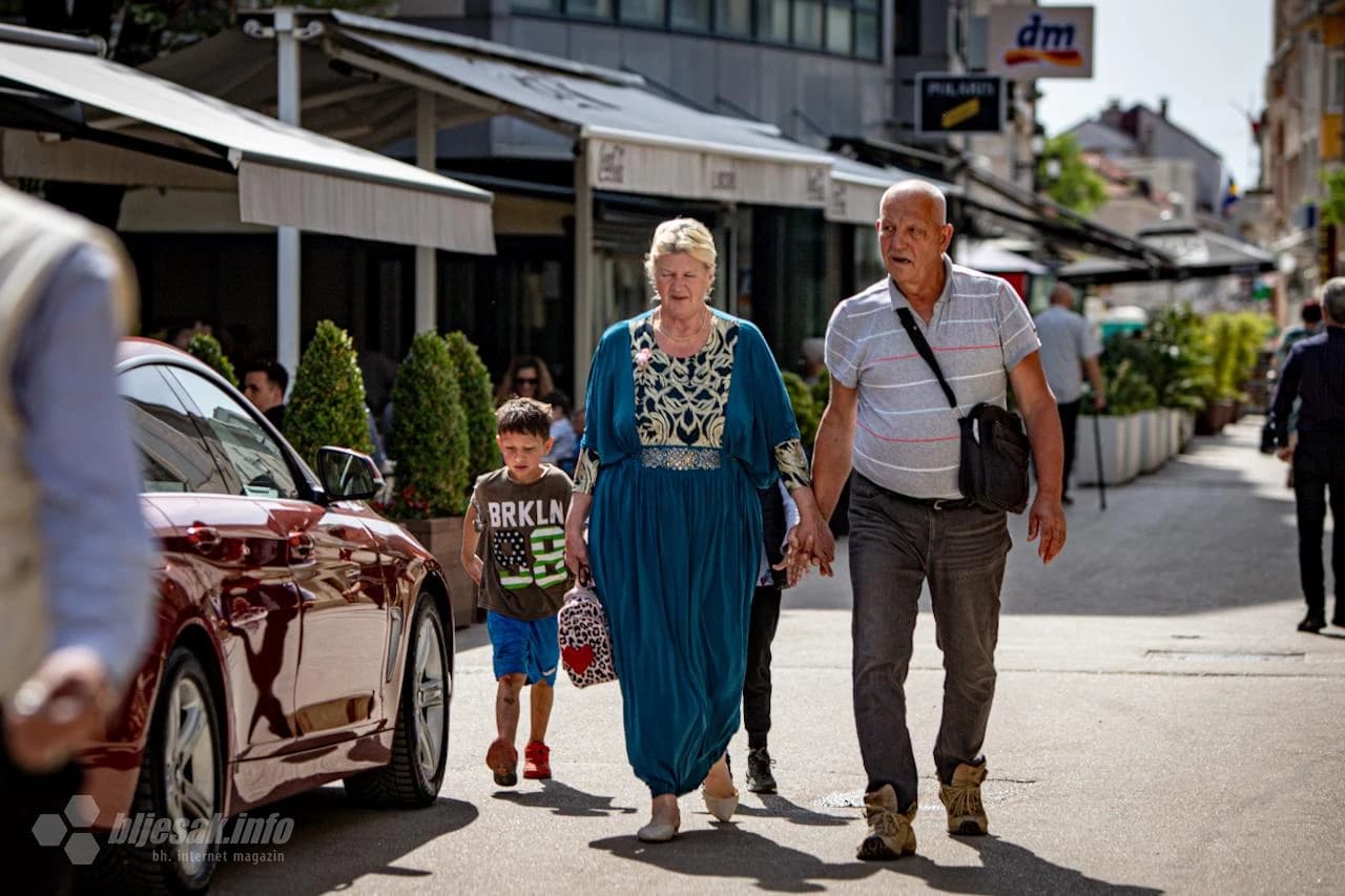 Iz ormara je izvučena najljepša odjeća 